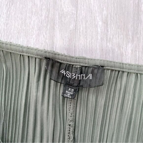 4SI3NNA Women's NWT Green Drop Shoulder Dolman V Neck Pleated Boho Bodysuit XS - Picture 5 of 7